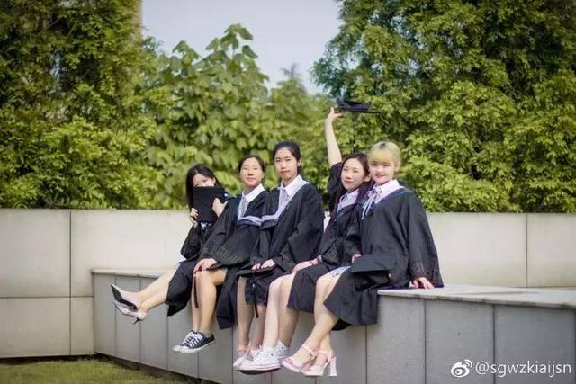 西北大学美女学生毕业照黄发妹纸很显眼 喜欢么?