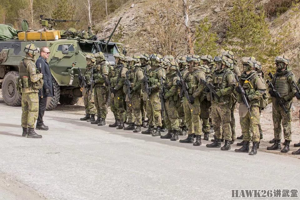 芬兰工兵北约演习亮绝活 使用专用机械给地雷挖坑