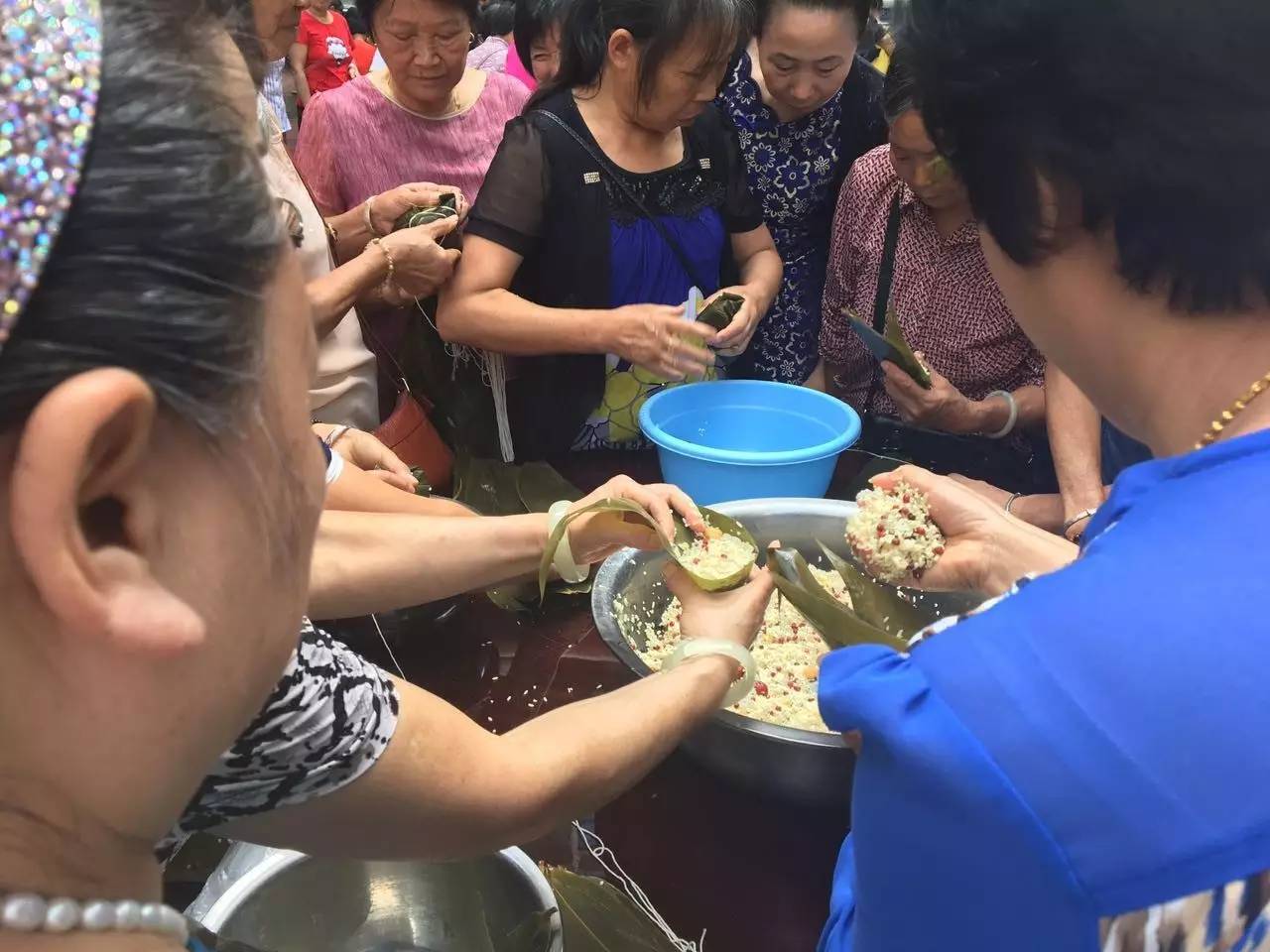 【活动报道】大朗碧桂园"粽情端午.和谐邻里"现场包粽子活动