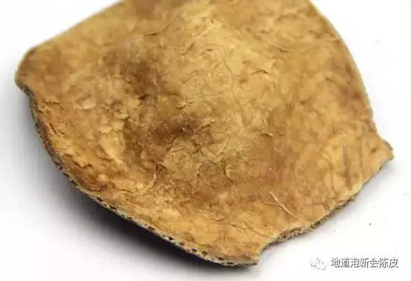 不是的.从图中我们可以看出,这陈皮内囊紧致,而且平滑,没有任何油点.