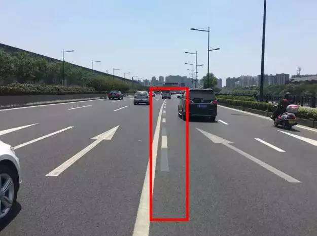 白色虚实线, 表示车辆可以临时跨线行驶的车行道边缘,虚线表示车辆