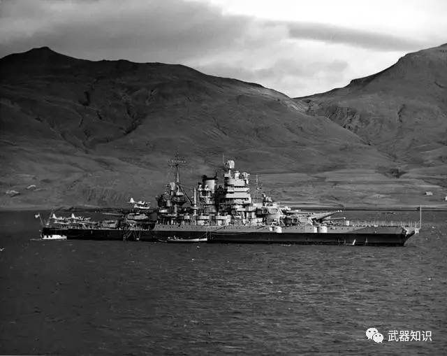 美国海军爱达荷号战列舰在冰岛停泊.摄于1941年.