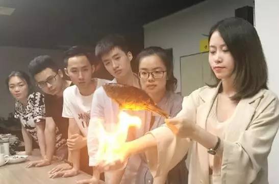 【趣视频】女汉子直接用手心点火做烤鱼,公司
