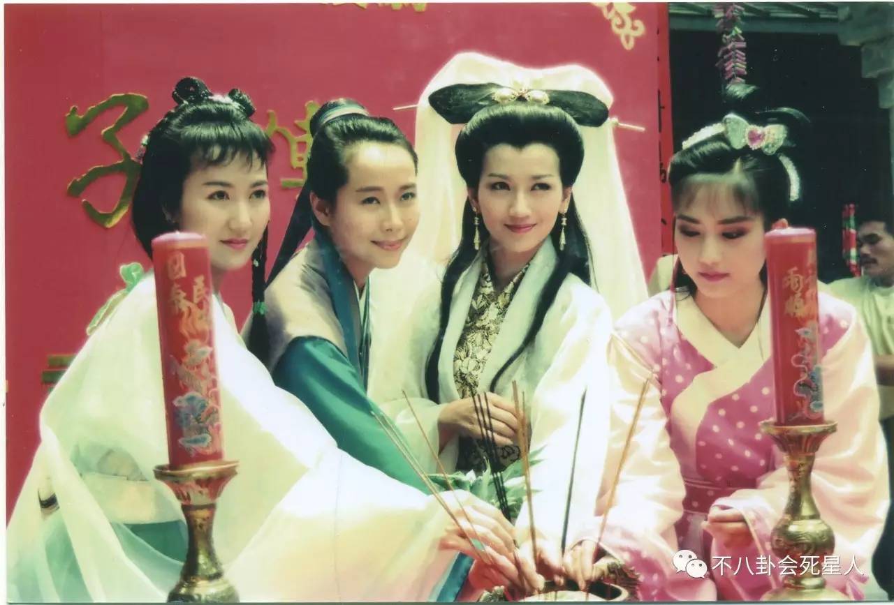 《白蛇传》改编的电视剧,最经典的就是赵雅芝主演的《新白娘子传奇》