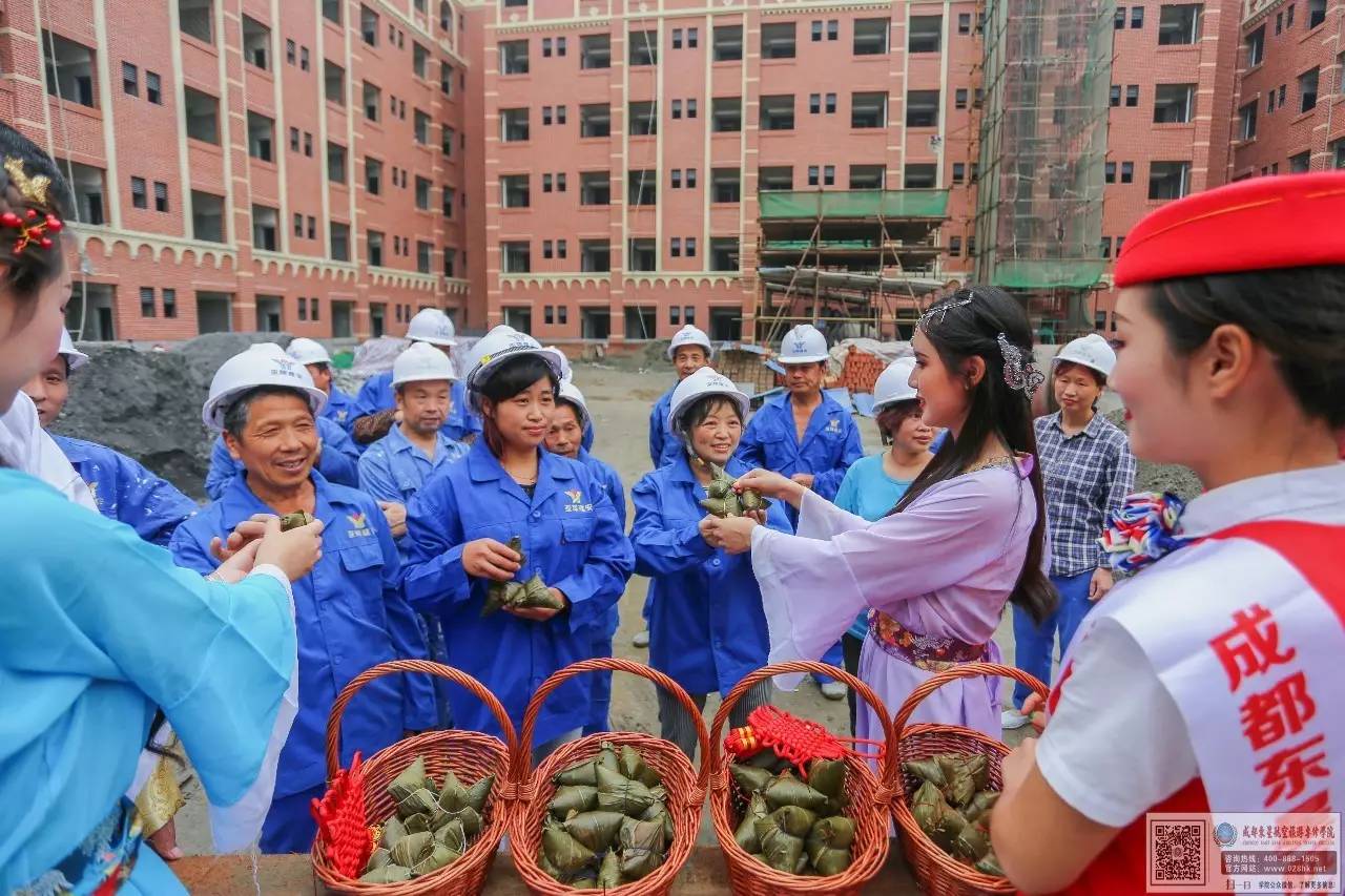 【学院新闻】成都高校美女穿汉服送粽子,端午节慰问农民工