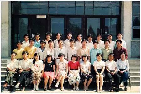 教育 正文  90年代的大学毕业照,尽管朴实依然是主调,但学生的个性