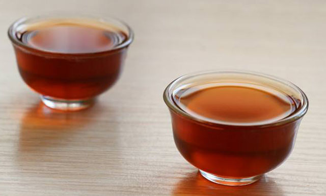 为什么用矿泉水泡茶，汤色会比较浓，颜色会较深？