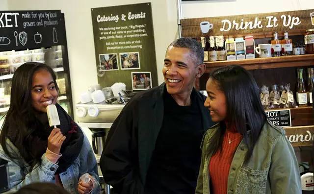 八年过去，奥巴马的俩闺女也从萌萌的小萝莉，出落成亭亭