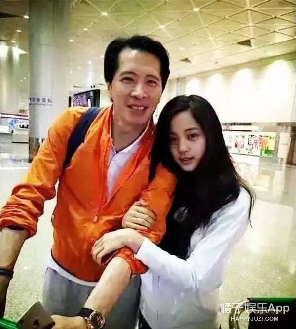 欧阳娜娜的妈妈年轻时也是个大美人,妈妈傅娟曾经是台湾玉女型的艺人