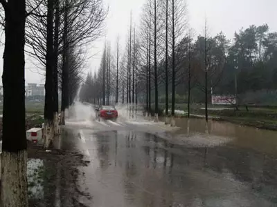 在山区道路雨天行车时，机动车要与道路边缘保持适当的侧向距离，防止路基松软坍塌造成险情。