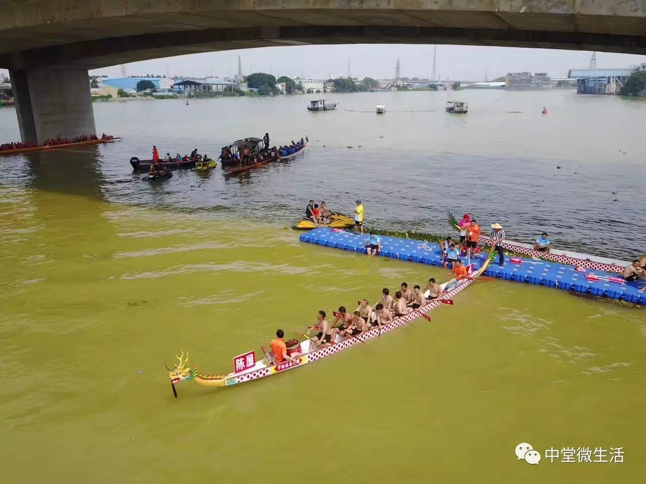 大塞车!五坊12条龙船竞赛,锣鼓喧天好热闹!