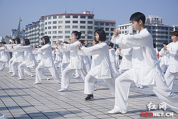 5月28日,祁东县太极拳运动展示会上,青少年的展示给观众留下了深刻的