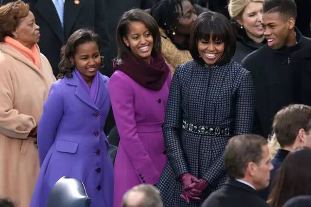 八年过去，奥巴马的俩闺女也从萌萌的小萝莉，出落成亭亭