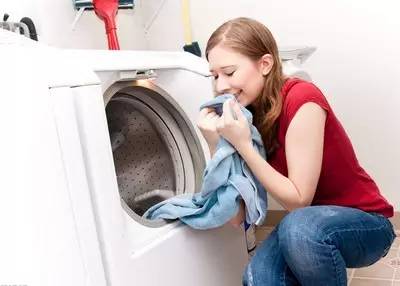不管衣物染上什么，用这个方法都能洗掉，收好不谢！