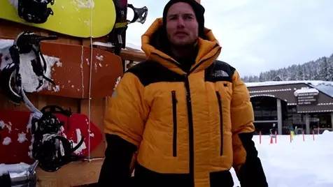 Nitro选手AustinSmith为方便滑雪，体验至简车房生活