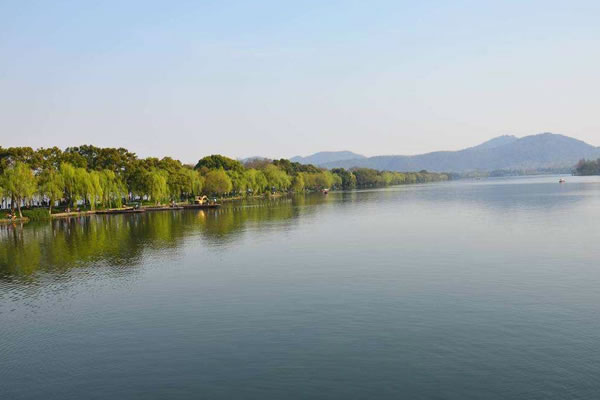 旅游 正文  白堤朗艳,苏堤闲逸,杨公堤幽野,它们是西湖一道妩媚的风景