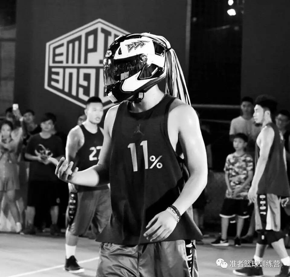 最接地气的中国街球手,1米9的头盔哥用篮球成就路人王