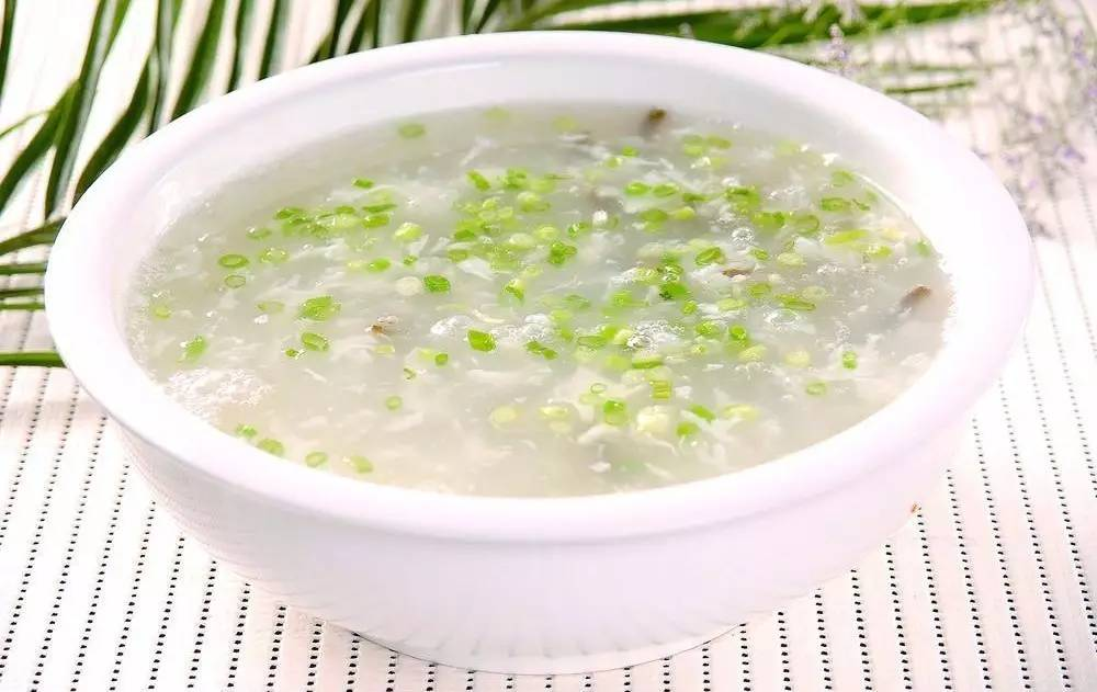 它里头可包含了两道菜—— 莼菜羹和 鲈鱼脍