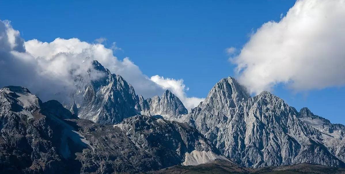 肆 翻越点苍山 沿途风景 苍山十九峰,每峰海拔都在3500米以上,最高