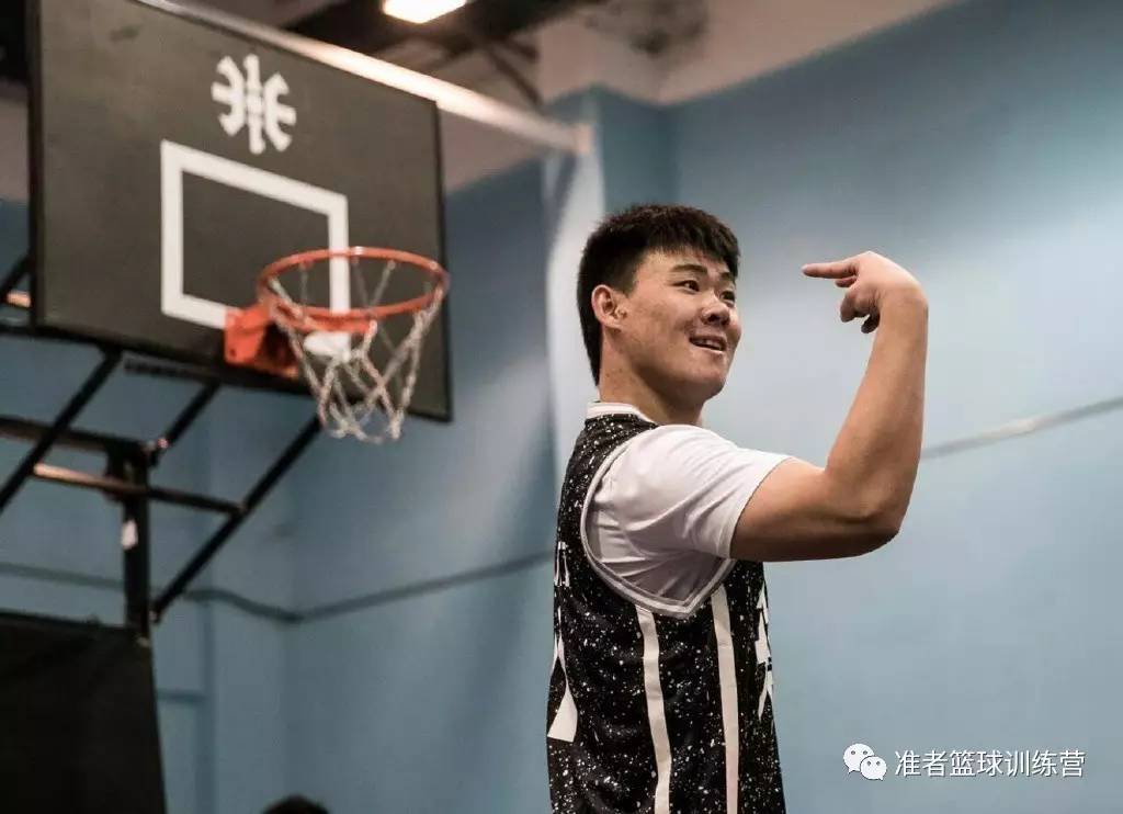 最接地气的中国街球手,1米9的头盔哥用篮球成就路人王称号!
