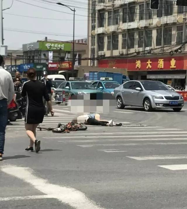 港闸区国强路2名女子被碾死车祸监控视频曝光一定要远离大车