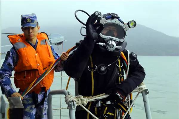 刺激!海军潜水员2分钟水中换头盔