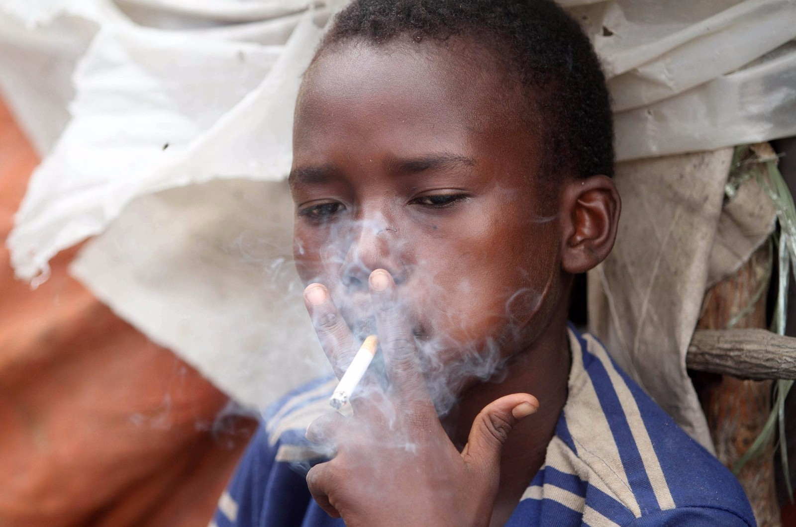 难民儿童在抽烟(图片来源:视觉中国)