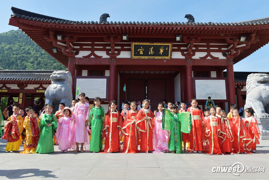 西部网讯(记者 贺桐)5月28日,华清宫景区在端午佳节之际,举办"感受