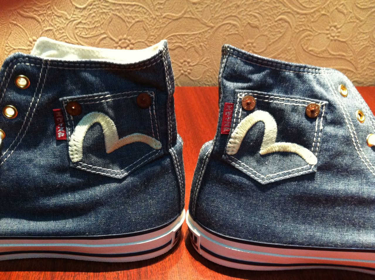 evisu创始人山根英彦设计酷似牛仔裤的帆布鞋(还有口袋哦)