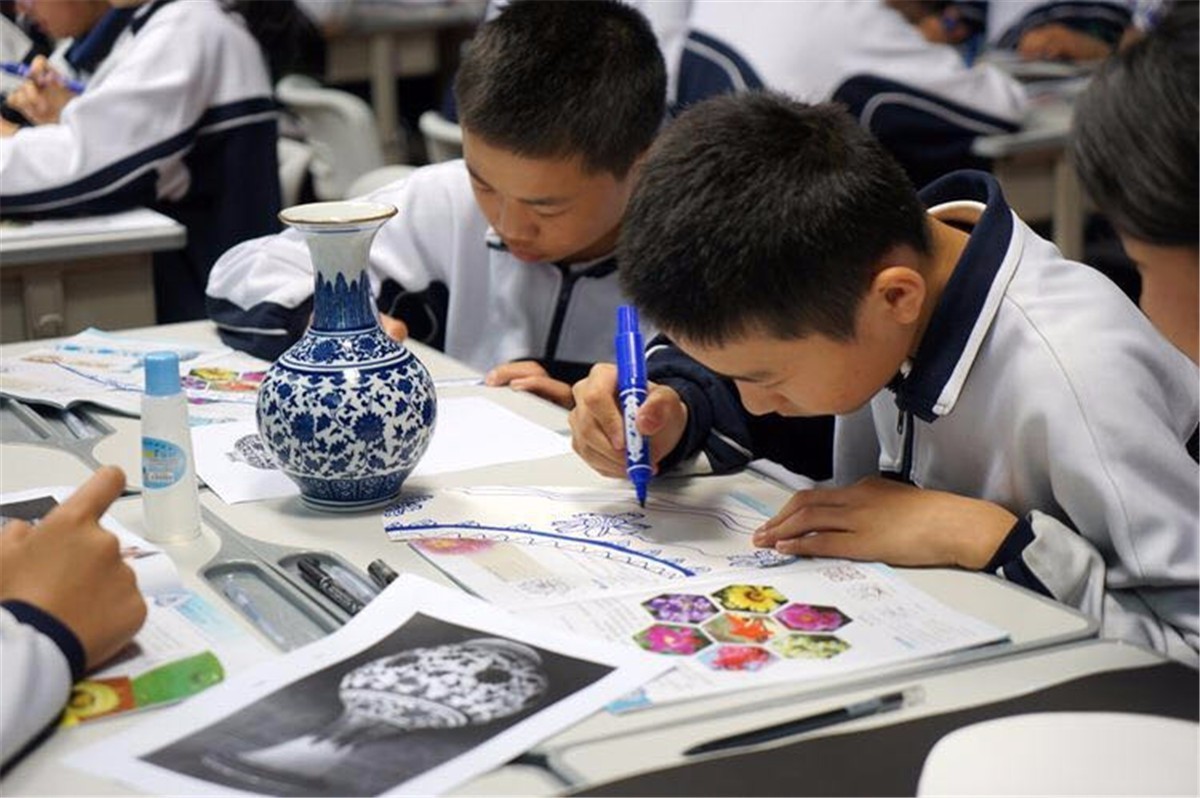 教育 正文    深圳市某中学学生在上美术课 喜忧参半的校内美术教育