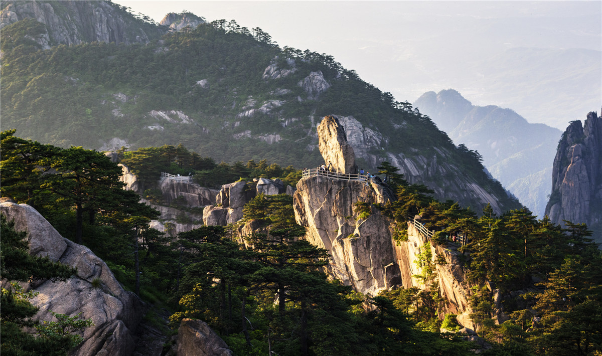 黄山：端午小长假风景如画游人如织