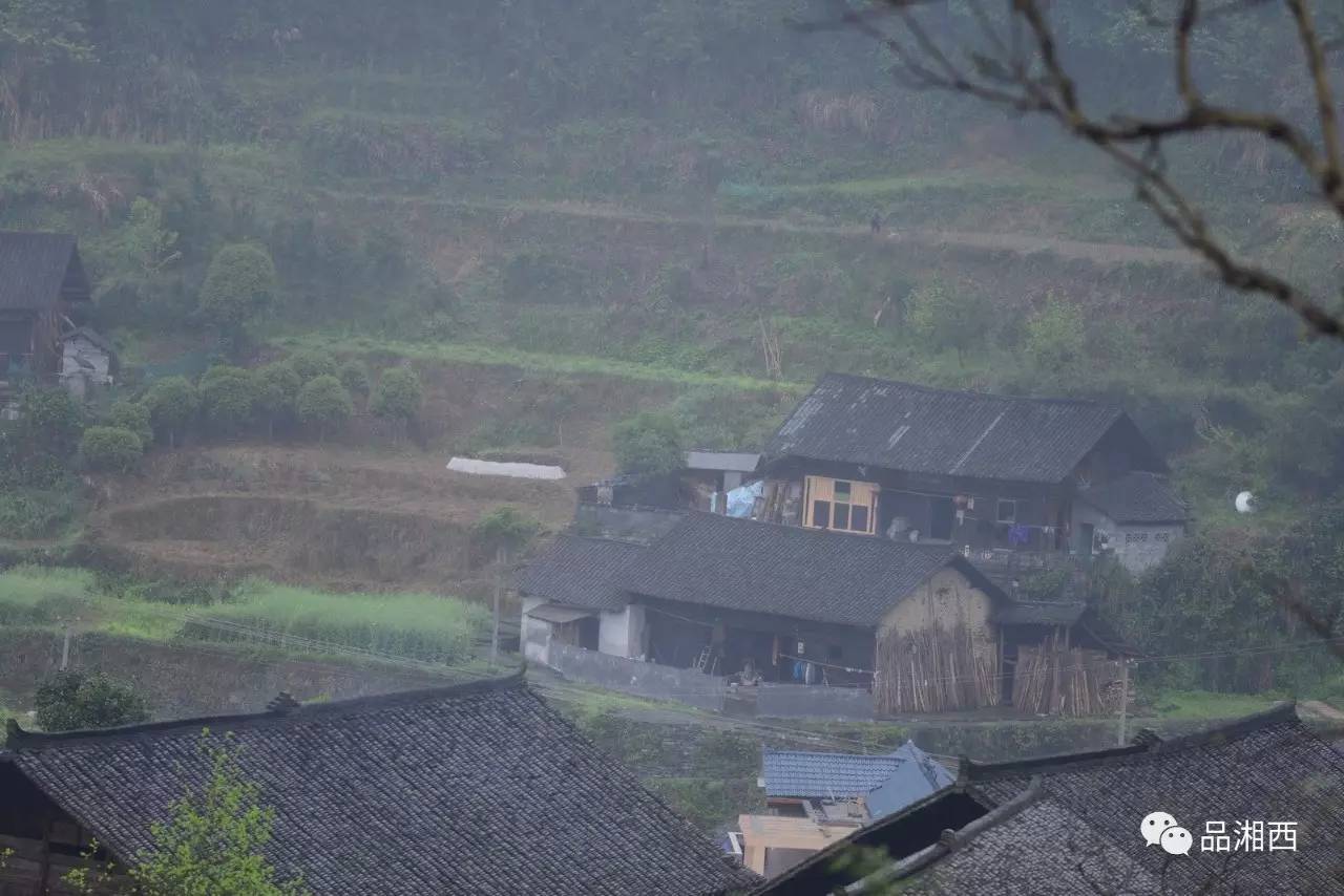 总131期《地理湘西:婴儿般苗寨栗溪村