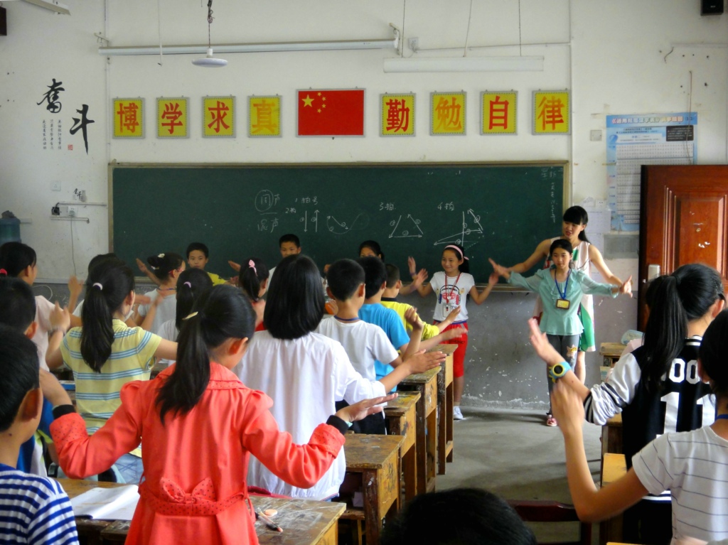 老师和学生们在课堂上精彩互动音乐课堂上欢声笑语不断民盟津市市委