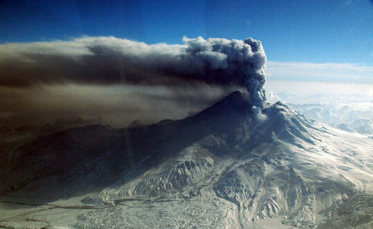 美国阿拉斯加火山爆发