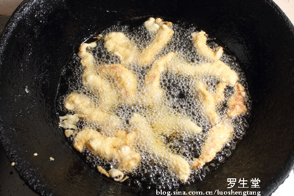 锅中多倒些油,烧至六成热,将肉条倒进软炸糊中拌开,让糊裹住肉条