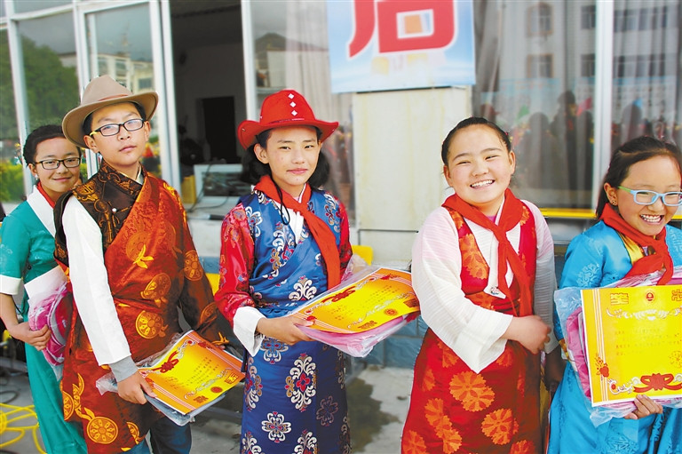 拉萨市城关区海城小学的学生开心地拿着奖状.