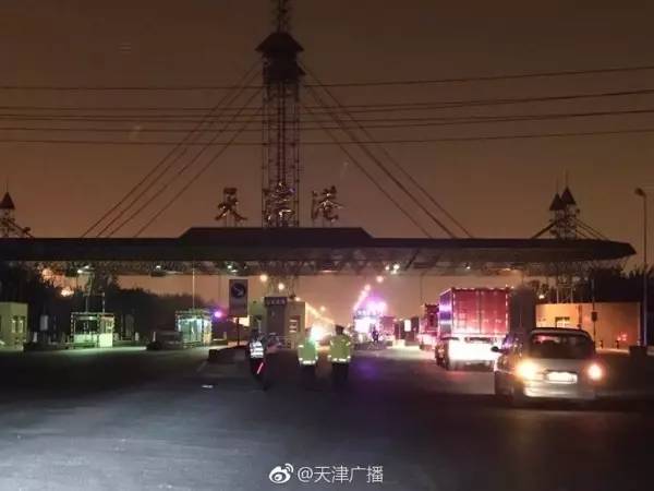 【现场视频】昨夜天津港一纸制品公司内起火 