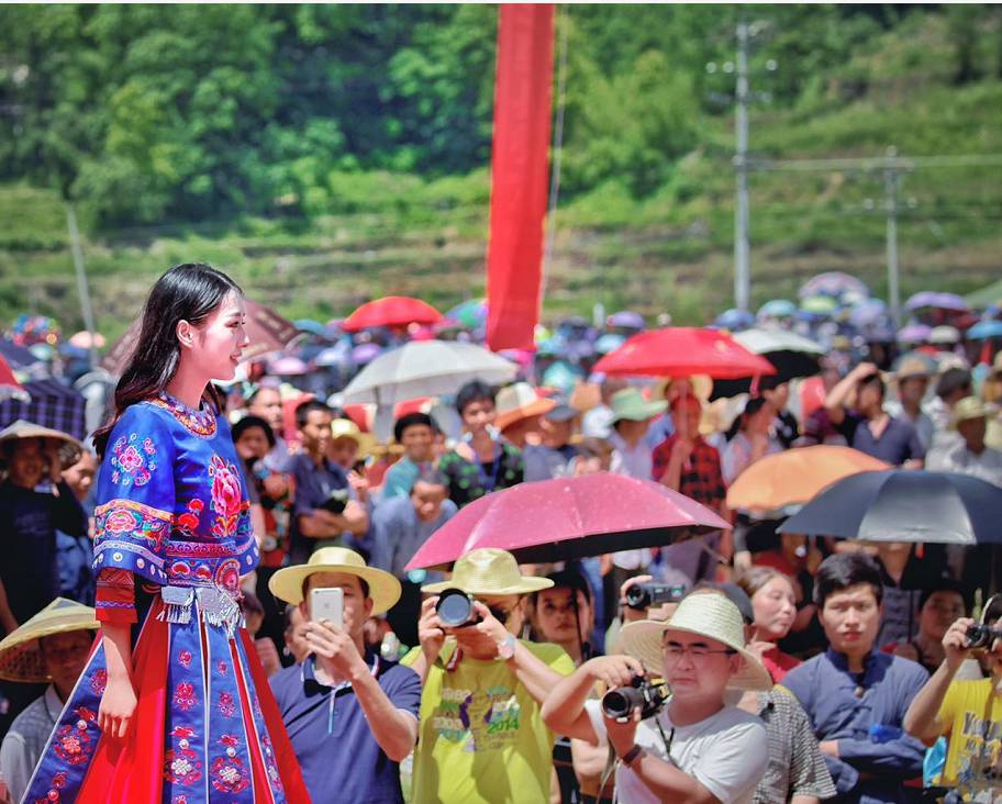 湘西第二届农耕民俗文化节活动现场来了一群身高168cm以上的"苗家阿妹