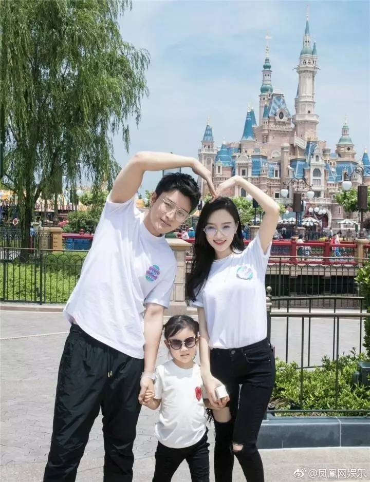 贾乃亮更新微博晒一家三口背影照, 并发出心形图案示爱老婆和女儿