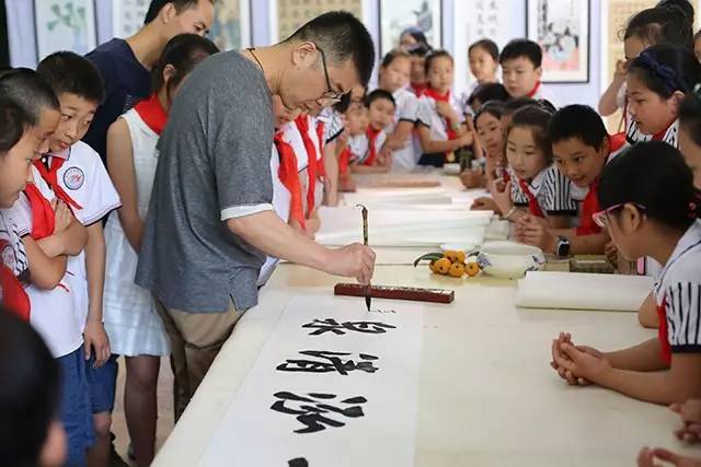 绵阳市书画院院长龚小膑在现场挥笔偏墨