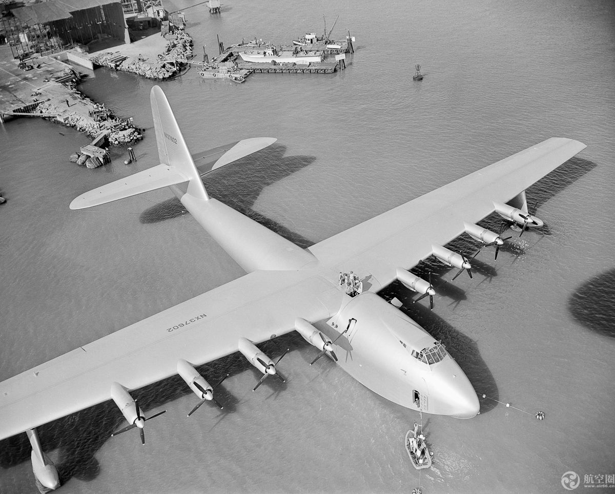 世界最大飞机首次亮相 翼展117米 比足球场还长