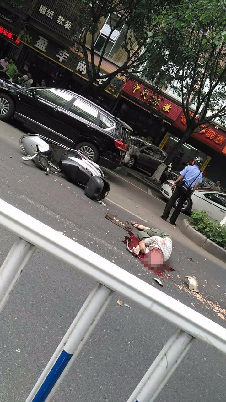 刚刚梅城彬芳大道一摩托司机被撞遭爆头!昨日平远一人被撞还遭碾压!