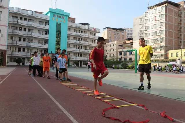 学校门槛人口_...建设者评优大降门槛 人口新政 关注创业者诉求(3)