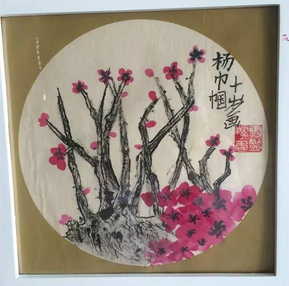 此次画展共展出她的26幅作品,主要以国画花鸟,山水和其他色彩儿童画为