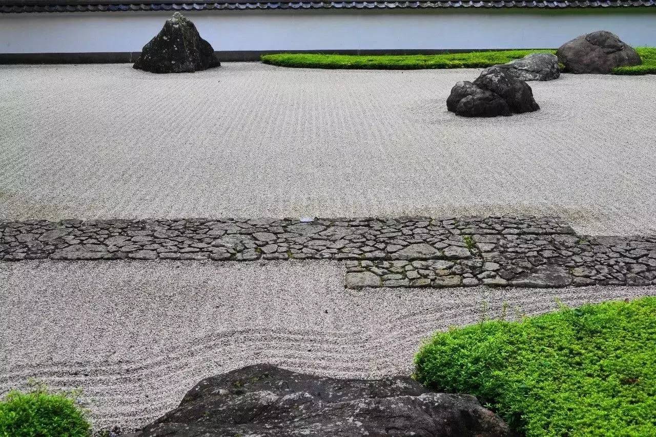 靠近多摩川,是平铺的枯山水样式,与龙安寺石庭风格极为相似,以白砂