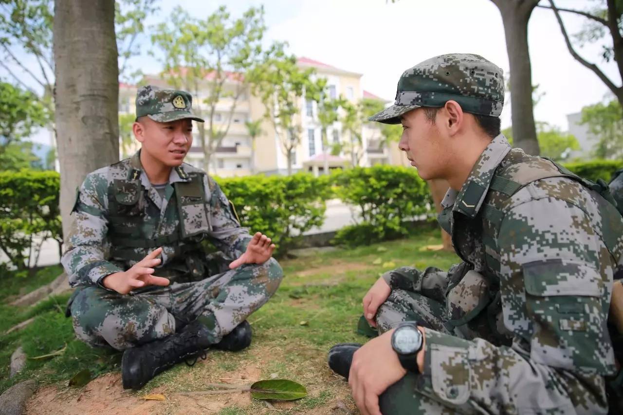 抓在经常"的方式,鼓励营连主官利用训练间隙及点滴时间和战友谈心交心