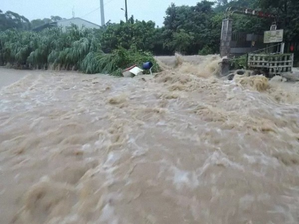 台湾暴雨:大桥被冲断，大学遭淹，台北故宫如瀑布