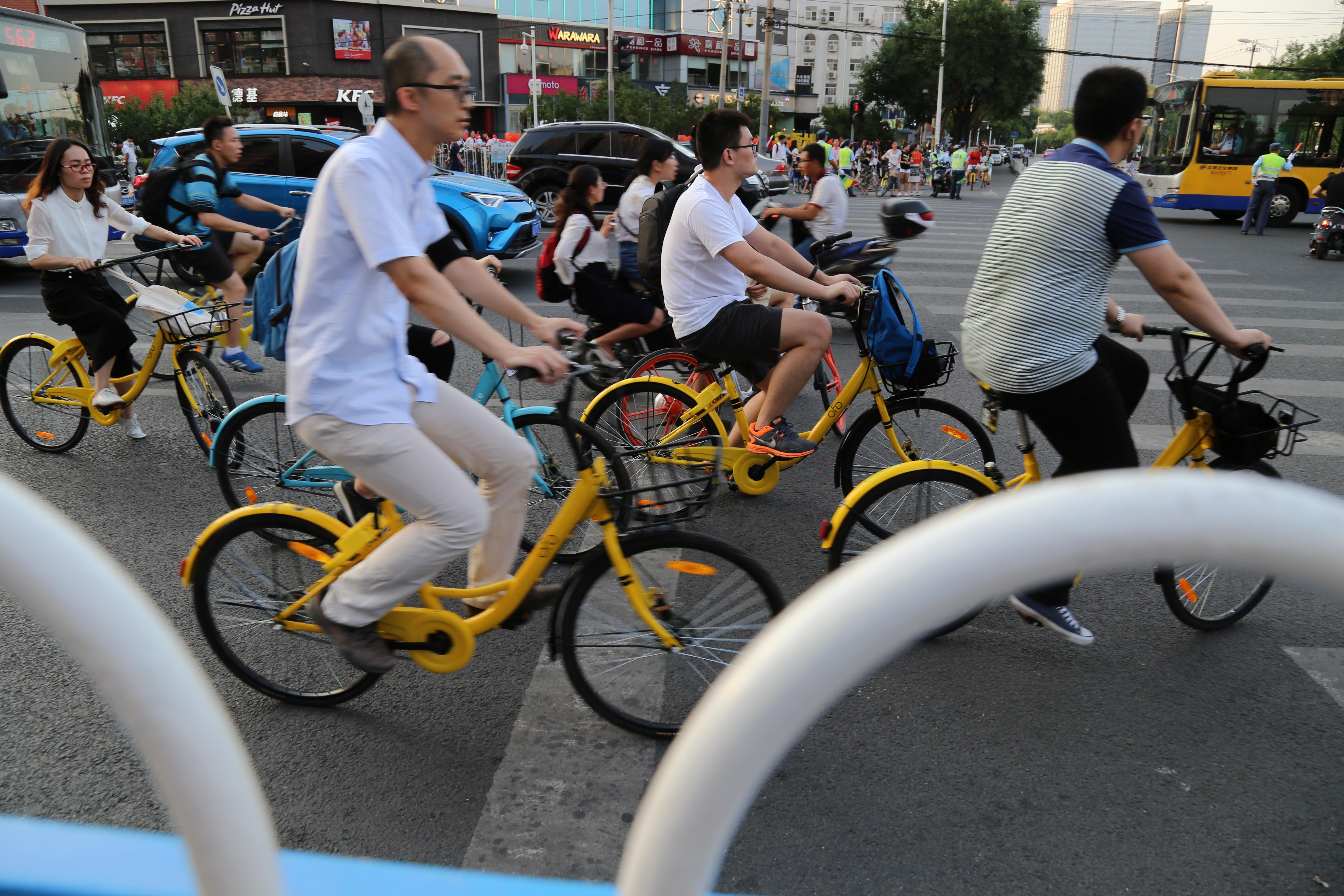 共享单车日益成为人们出行的新选择,上下班的路上,随处可见骑单车的