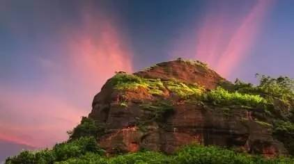 旅游 正文  广西烟霞山风景区位于广西钦州市灵山县烟墩镇,距南宁100