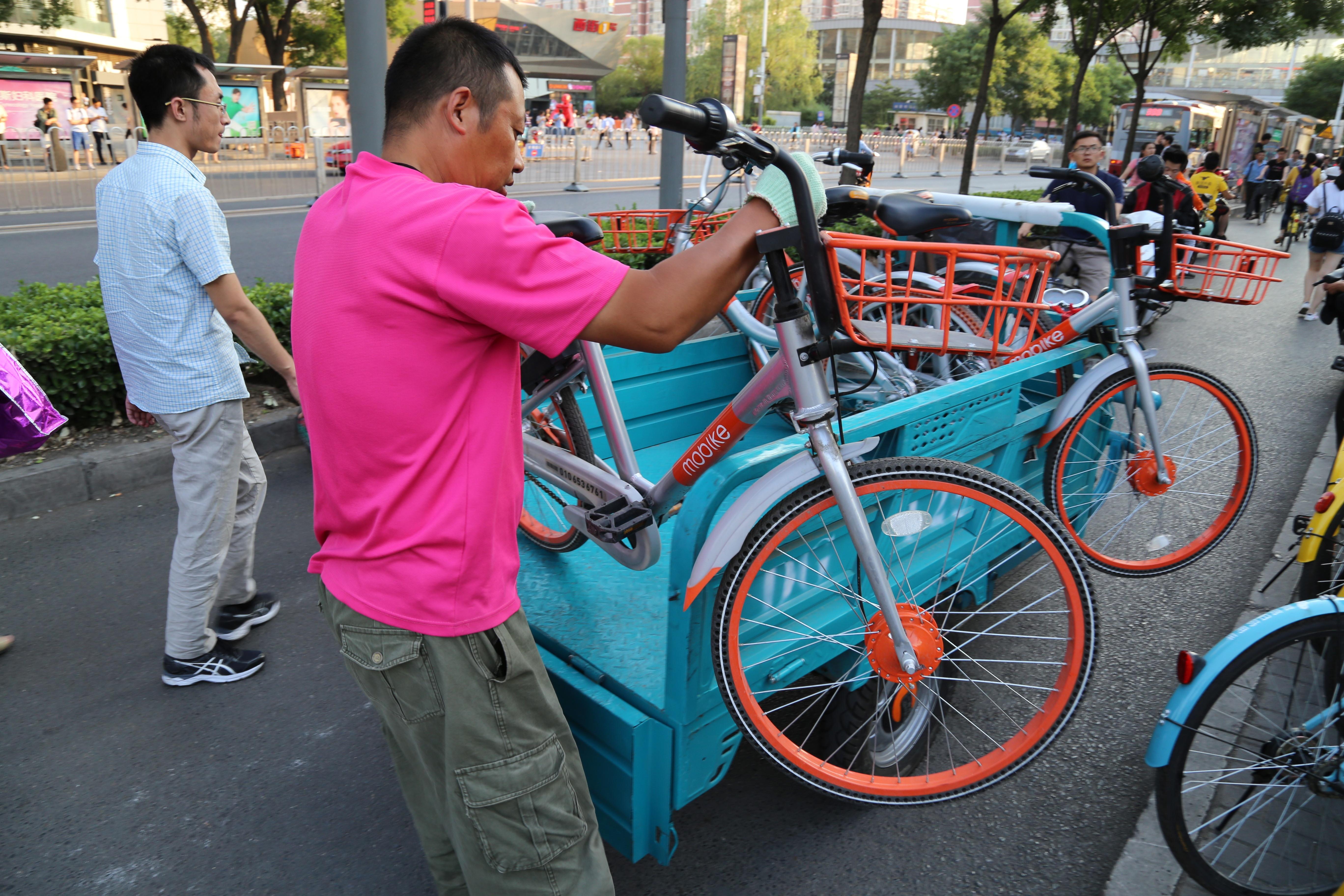 城市里的"搬运工":共享单车调度员